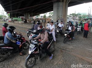 Hati-hati! Masih Ada Jalur Perlintasan KA Tak Berpalang di Kranji