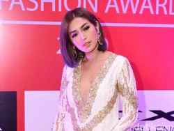 Bikin Terharu, Jessica Iskandar Hadiahkan Asisten Umrah