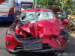 Anak Bupati Mojokerto Nonaktif Kecelakaan, Mobilnya Ringsek Parah