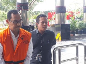 Kakanwil Kemenag Jatim Bungkam Saat Hendak Diperiksa KPK Kakanwil Kemenag Jatim Bungkam Saat Hendak Diperiksa KPK