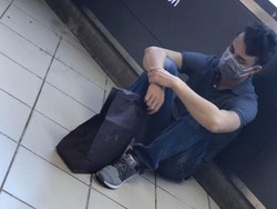 Pria Mirip Suami Lucinta Luna Terlihat Ngemper di Stasiun Kereta