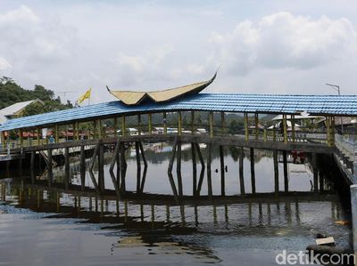 Ini Lho Jembatan di Halmahera yang Terbuat dari Batu Bacan