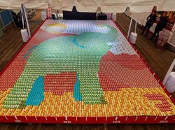 Pecahkan Rekor Dunia, Mozaik Gajah Ini Dibuat dari Ribuan Makanan Kaleng