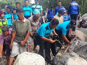 Peringati Hari Air Sedunia, Bupati dan Warga Pacitan Bersih-bersih Sungai