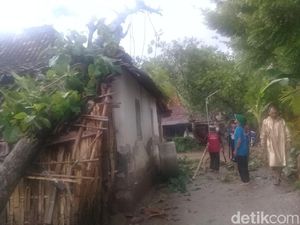 Puting Beliung Landa Ponorogo, 4 Rumah Rusak Tertimpa Pohon Puting Beliung Landa Ponorogo, 4 Rumah Rusak Tertimpa Pohon
