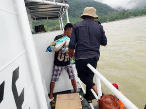 Kapal Kemenhub Mulai Salurkan Bantuan untuk Korban Banjir Sentani