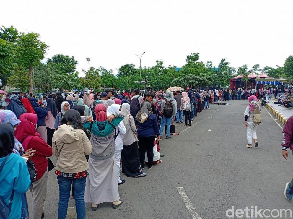 Warga Kediri Antusias Nonton Mata Najwa On Stage, Antrean Tiket Mengular Warga Kediri Antusias Nonton Mata Najwa On Stage, Antrean Tiket Mengular