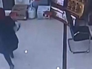 Niat Setor Uang ke Bank, Wanita Ini Malah Curi Dispenser Air