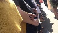 Penampakan Rantai Manusia Warga New Zealand Saat Salat Jumat