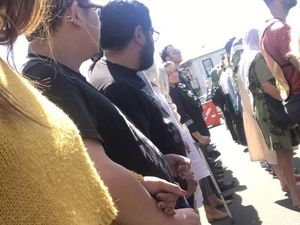 Penampakan Rantai Manusia Warga New Zealand Saat Salat Jumat