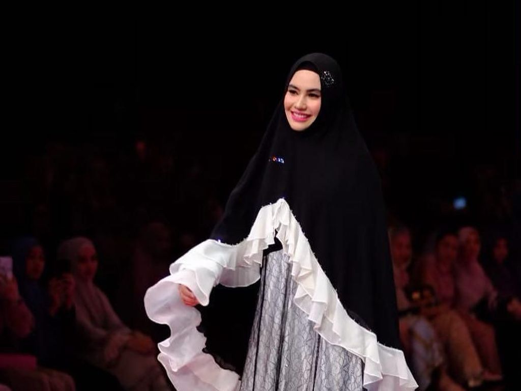 Masih Proses Hijrah, Kartika Putri Diizinkan Suami Jadi Model Catwalk
