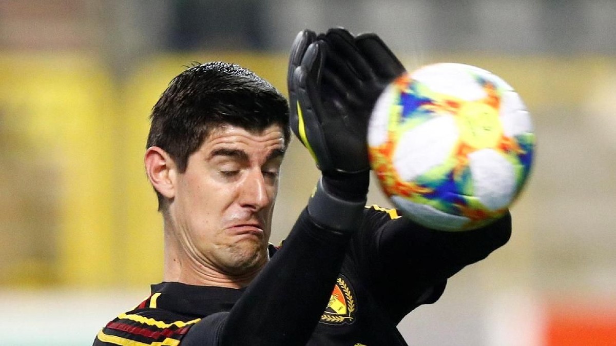 Kiper Timnas Belgia Thibaut Courtois membuat blunder saat menghadapi Rusia di Kualifikasi Piala Eropa 2020. (Foto: Francois Lenoir/Reuters)