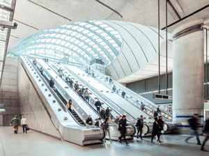 Berdiri di Eskalator MRT Harus di Salah Satu Sisi, Ini Alasannya