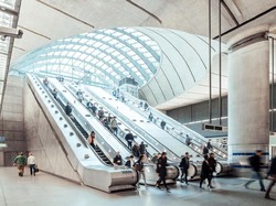 Berdiri di Eskalator MRT Harus di Salah Satu Sisi, Ini Alasannya