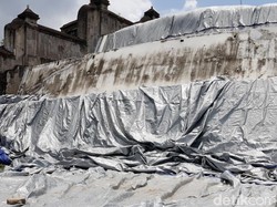 Pemasangan Terpal di Bangunan Calon Makam HB X Dilanjutkan
