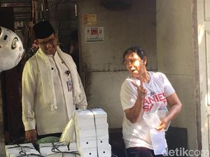 Anies Tegur Ibu Salam Dua Jari Saat Kunjungan di Kepulauan Seribu