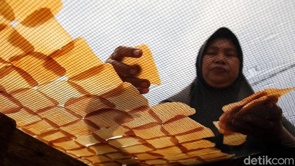 Mengintip Proses Pembuatan Kerupuk Kamplang yang Mendunia