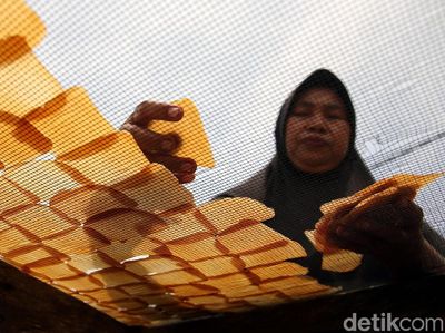 Mengintip Proses Pembuatan Kerupuk Kamplang yang Mendunia