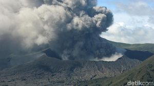 Kondisi Terkini Gunung Bromo yang Terus Semburkan Abu