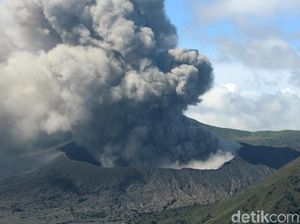 Kondisi Terkini Gunung Bromo yang Terus Semburkan Abu