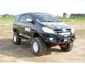 Saat Mobil Keluarga Innova Diajak Macul di Tanah Berlumpur