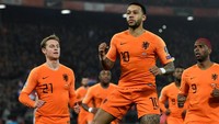 Kemenangan Belanda dimotori oleh Memphis Depay. Penyerang Lyon itu melengkapi penampilannya dengan torehan dua gol dan dua assist. Foto: Piroschka Van De Wouw/Reuters
