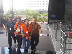 Diperiksa KPK, Romahurmuziy Tutupi Tangan Terborgol dengan Buku
