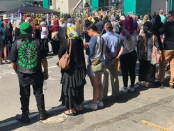 Lindungi Muslim Salat Jumat, Warga New Zealand Bikin Rantai Manusia