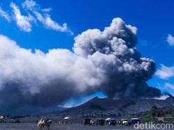 Tinggi Semburan Bromo Turun, Tapi Abunya Tetap Papar Desa Sekitar
