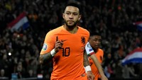 Setelah Giorginio Wijnaldum menggandakan skor Belanda di menit ke-22, Depay mencetak gol keduanya lewat titik putih guna mengubah skor menjadi 3-0 di menit 55. Pesta gol Belanda kemudian dilengkapi saat Virgil van Dijk mencetak gol keempat di lima menit terakhir. Foto: Reuters