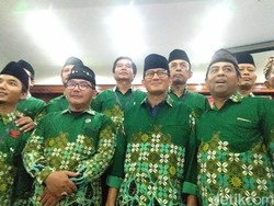 Cerita Sandiaga Diberi Baju Kebesaran Muhammadiyah Yogya
