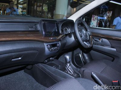 Intip Dalaman Si Hitam Suzuki Ertiga Versi Mahal