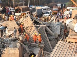 60 Jam Lebih Tertimbun Reruntuhan Gedung di India, 3 Orang Selamat