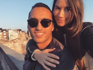 Momen Mesra Ezra Walian Bareng Pacar Seksinya yang Bikin Gagal Fokus