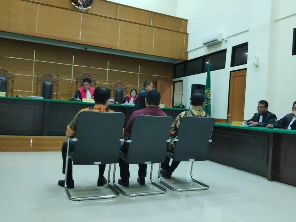 3 Terdakwa Korupsi Genset RSUD Banten Dituntut 1 Tahun 6 Bulan Penjara 3 Terdakwa Korupsi Genset RSUD Banten Dituntut 1 Tahun 6 Bulan Penjara
