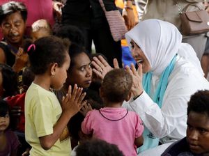 Hibur Anak-anak Korban Banjir Bandang Papua Hibur Anak-anak Korban Banjir Bandang Papua