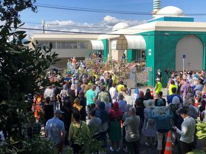 Salat Jumat Emosional di New Zealand Pasca Teror Mencekam