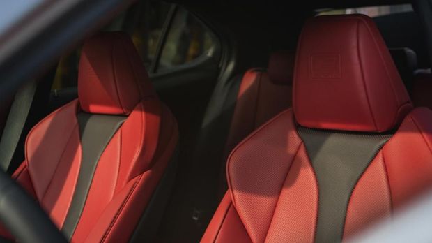 Lexus UX bisa menampung 5 penumpang.