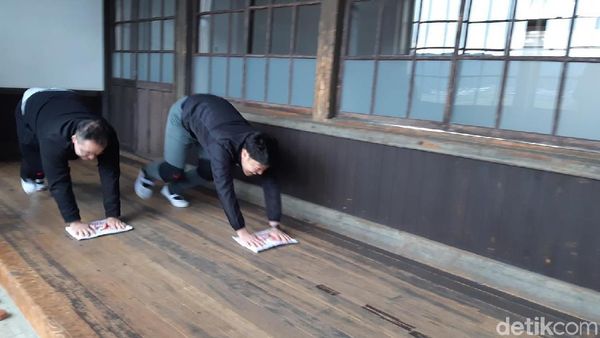 Foto: Mau Coba Lomba Ngepel di Jepang?