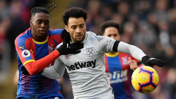 Wan Bissaka (kiri) masuk dalam bidikan Manchester United. (