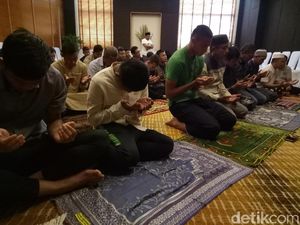 Video: Jumatan Dulu Sebelum Melawan Thailand Video: Jumatan Dulu Sebelum Melawan Thailand