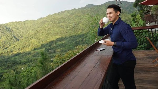 Dikabarkan Putus dari Elly Sugigi, Irfan Sebaztian Ternyata Hobi Ngopi