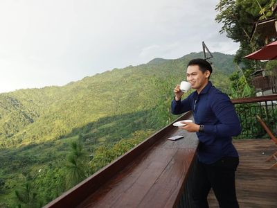 Dikabarkan Putus dari Elly Sugigi, Irfan Sebaztian Ternyata Hobi Ngopi