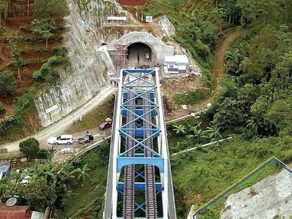 Terowongan Tembus Gunung Ini Dibangun Pakai Utang ke Rakyat Terowongan Tembus Gunung Ini Dibangun Pakai Utang ke Rakyat