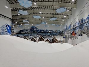 Keseruan Wisata Salju di Trans Snow World Juanda