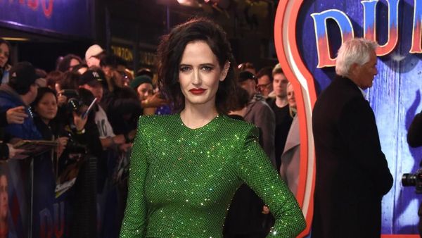 Pesona Eva Green dengan Dress Hijau Ketat