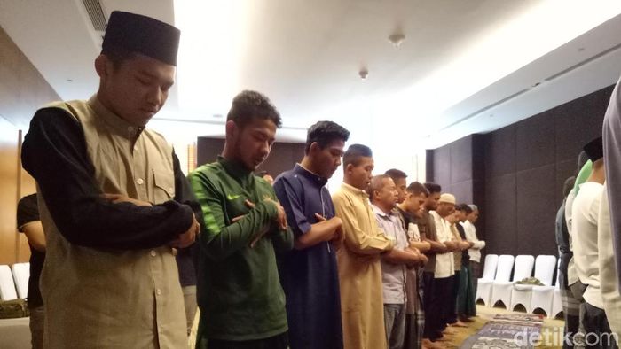 Timnas Indonesia menunaikan salat Jumat di hotel. (Randy Prasatya/detikSport) Timnas Indonesia menunaikan salat Jumat di hotel. (Randy Prasatya/detikSport)