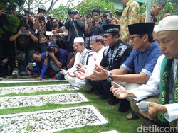 Sandiaga Ziarahi Makam KH Ahmad Dahlan dan Lafran Pane di Yogya