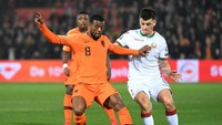 De Oranje mendominasi permainan dengan menguasai lebih dari 60 persen bola, dan menciptakan 10 percobaan. Sedangkan Belarusia hanya dibiarkan percobaannya mengarah ke gawang Belanda sekali dari total delapan percobaan. Foto: Reuters