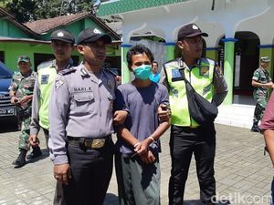Polisi Gelar Pra Rekonstruksi Kasus Masjid Diacak-acak di Banyumas Polisi Gelar Pra Rekonstruksi Kasus Masjid Diacak-acak di Banyumas